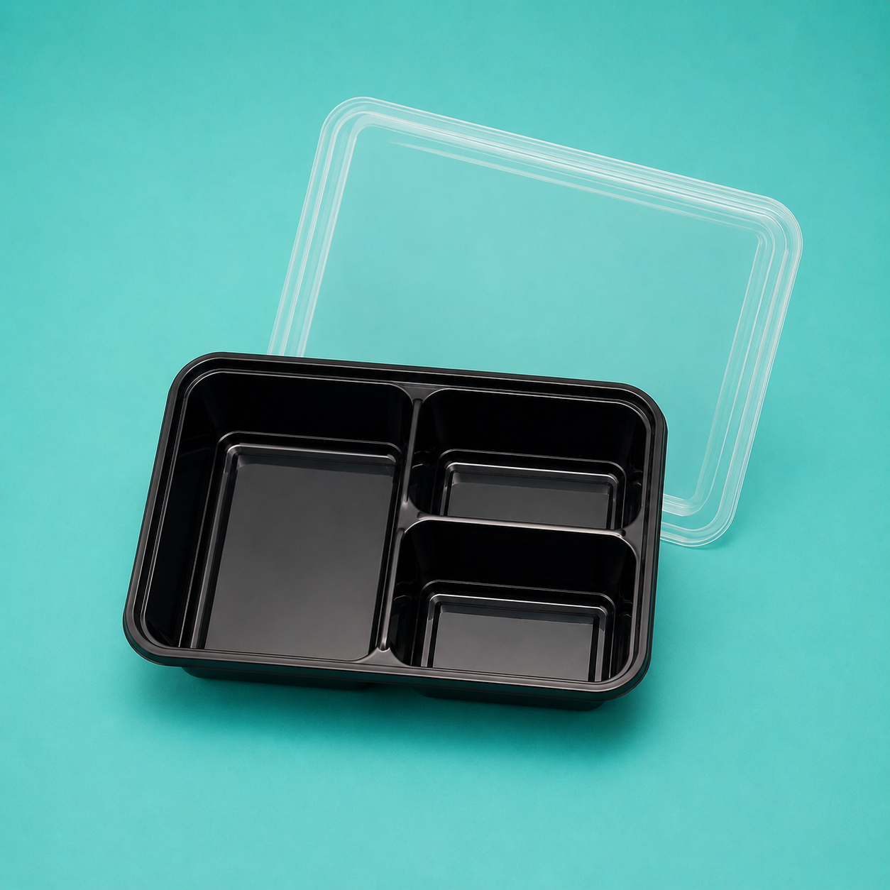 Contenedor negro para meal prep con tapa transparente