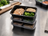 Contenedor negro para meal prep con tapa transparente